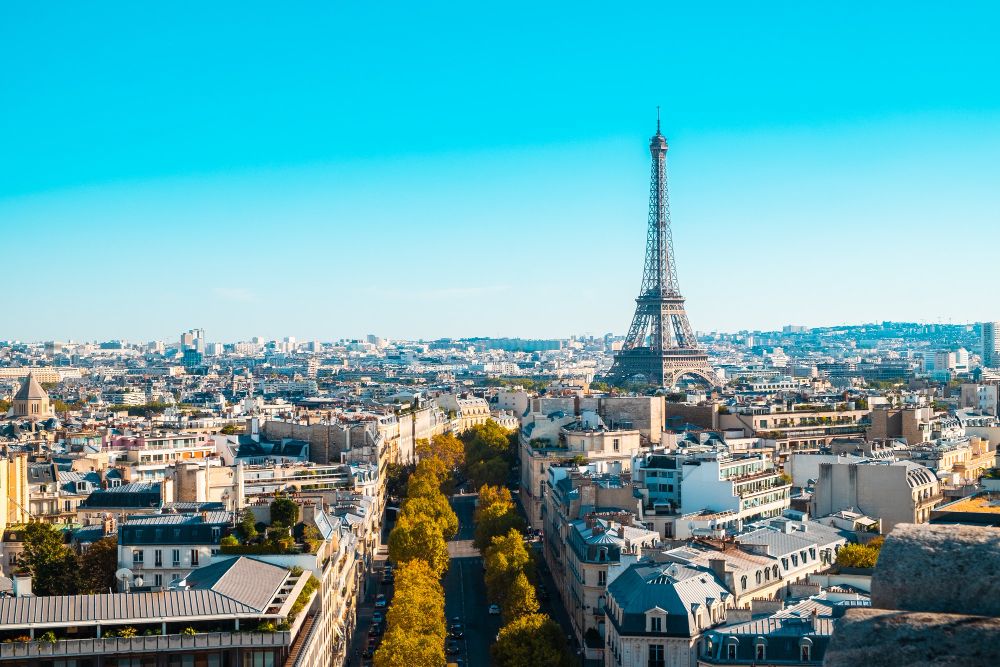 paisaje-urbano-paris-luz-sol-cielo-azul-fra.jpg