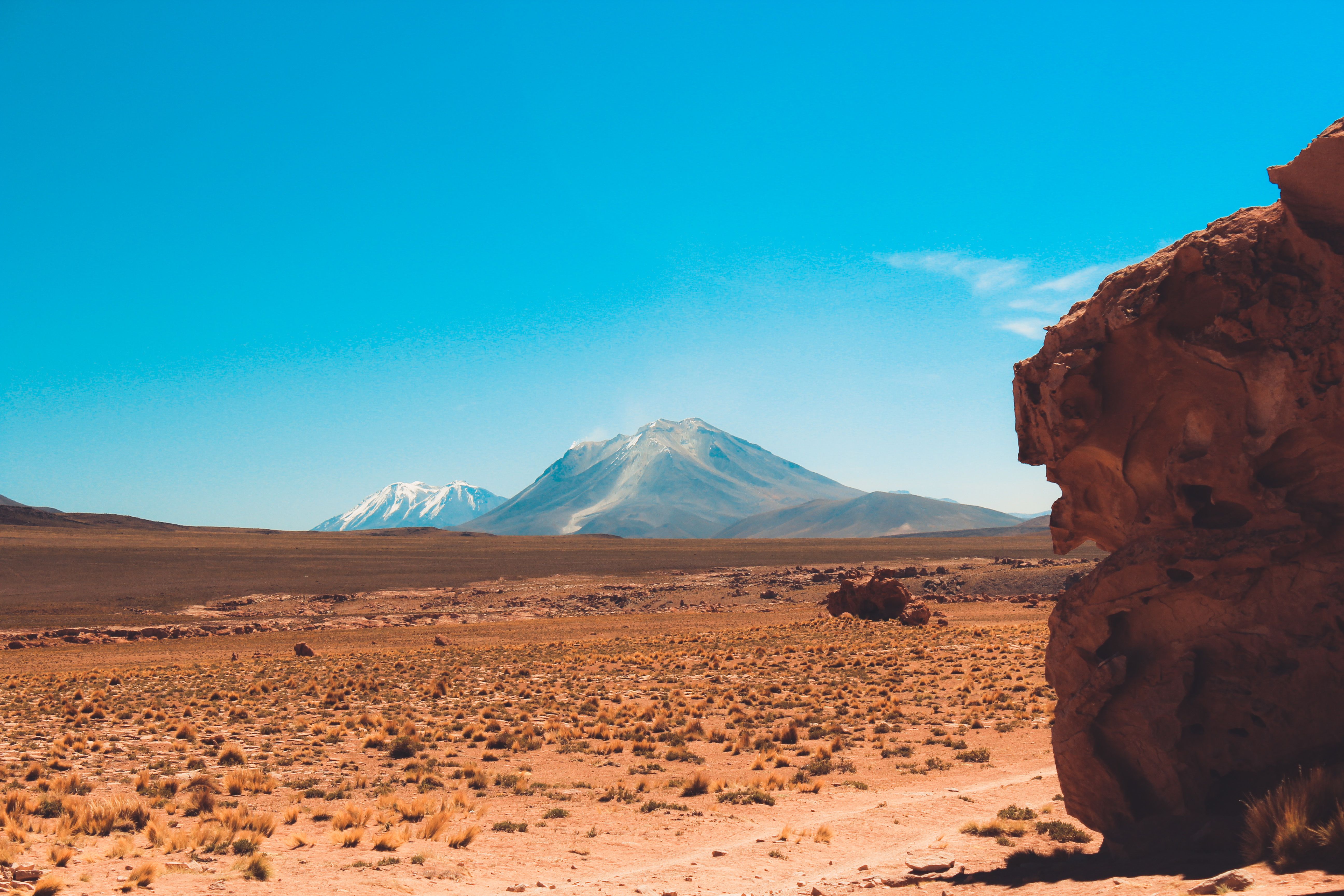 plano-amplio-acantilado-montana-desierto-cielo-azul-claro-dia-soleado.jpg