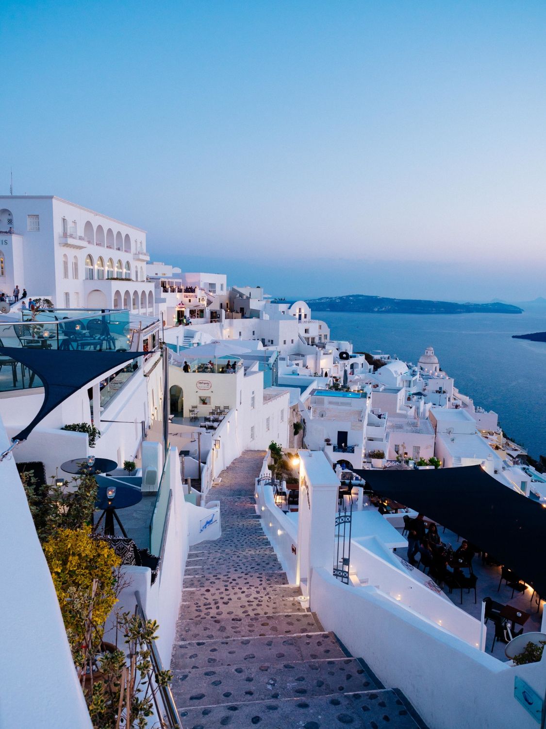 tiro-angulo-alto-vertical-edificios-blancos-santorini-grecia.jpg